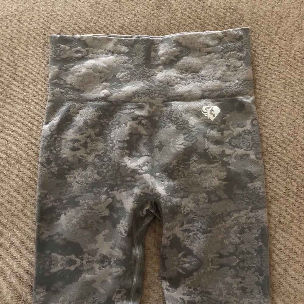 NWT Women’s Best Seamless Legging Grey Camo Size S